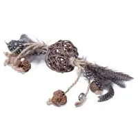 Rottingboll med fjädrar och pinglor